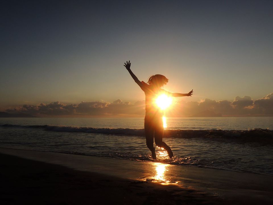 橘編在永鎮海邊的夕陽下跳躍的畫面